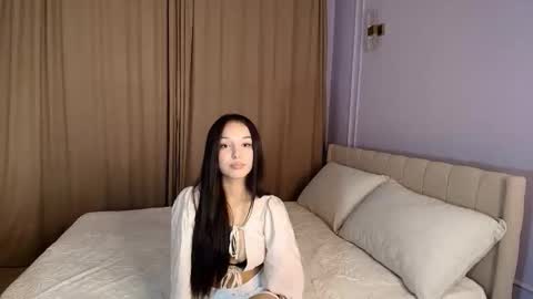 Mia online show from November 20, 2025, 12:49 pm