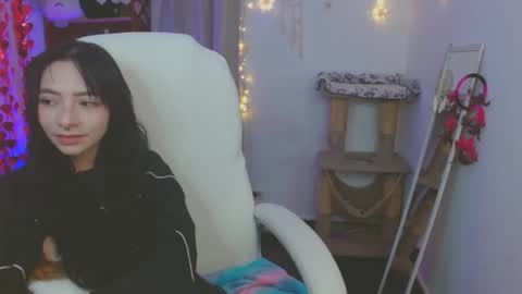 Snapshot of moonlady_ chatting on May 3, 2026, 12:27 am MOON online show from May 3, 2026, 12:27 am