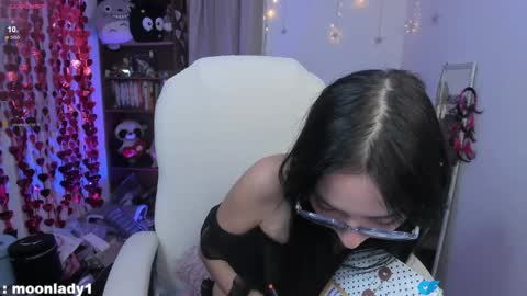 Snapshot of moonlady_ chatting on May 5, 2026, 1:57 am MOON online show from May 5, 2026, 1:57 am