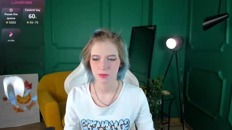 Asuna online show from October 15, 2025, 1:33 pm