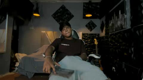 mr_mois online show from May 13, 2026, 9:44 pm
