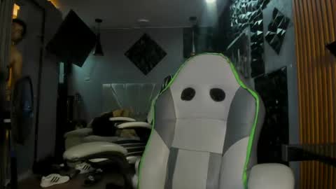 Snapshot of mr_mois chatting on June 18, 2026, 6:02 am mr_mois online show from June 18, 2026, 6:02 am