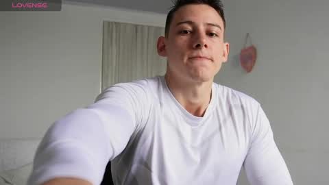 muscle_king_cum online show from April 21, 2026, 1:39 pm