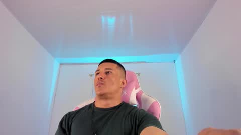 Snapshot of muscle_man07 chatting on December 19, 2025, 10:28 pm Muscle Man online show from December 19, 2025, 10:28 pm