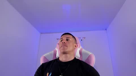 Snapshot of muscle_man07 chatting on December 22, 2025, 5:54 pm Muscle Man online show from December 22, 2025, 5:54 pm