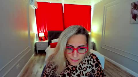 Snapshot of museofstage chatting on April 25, 2026, 11:35 am Diana online show from April 25, 2026, 11:35 am