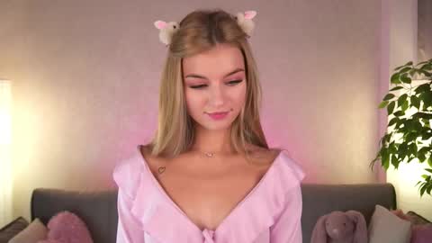 Polly online show from September 25, 2025, 3:16 pm