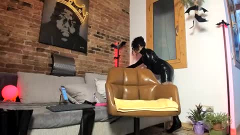 Lola online show from October 18, 2025, 10:10 pm