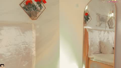 naamah_b online show from November 10, 2025, 2:05 pm