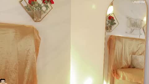 naamah_b online show from June 12, 2026, 2:38 pm