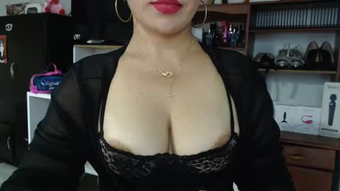 Snapshot of nadia_abaud chatting on February 3, 2025, 7:29 am Nadia online show from February 3, 2025, 7:29 am