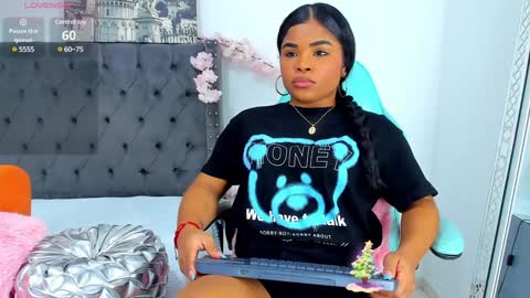 NahiaraReina  online show from December 8, 2024, 1:47 pm