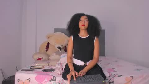 Snapshot of nahomi_miller_ chatting on January 17, 2025, 5:11 am Laura online show from January 17, 2025, 5:11 am