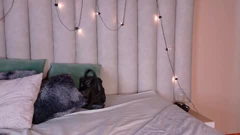  VICTORIA  online show from April 21, 2026, 7:50 pm