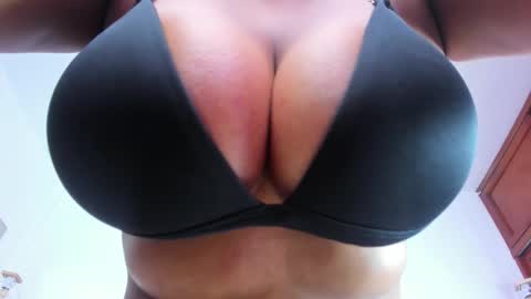 Nahomy online show from September 25, 2025, 8:12 pm