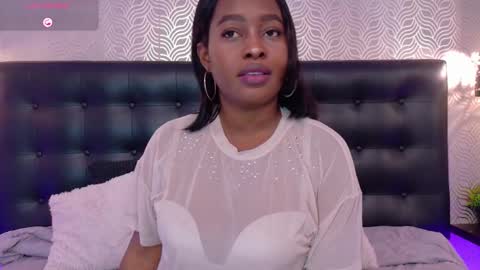 naiaramasson_ online show from December 18, 2025, 12:11 pm