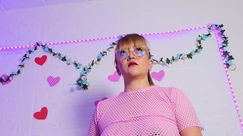 Naomi online show from November 4, 2025, 9:03 pm