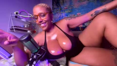 Naomigiirl6 online show from March 12, 2025, 7:46 am