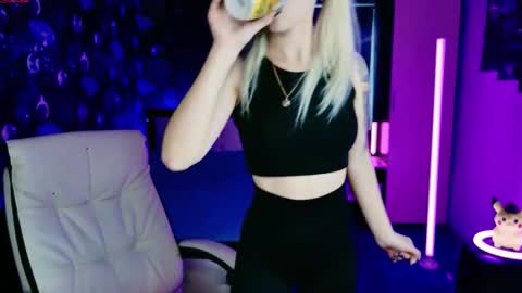 naomihita online show from October 30, 2025, 9:44 am