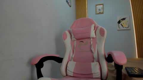 naomis_35 online show from September 29, 2025, 7:51 pm