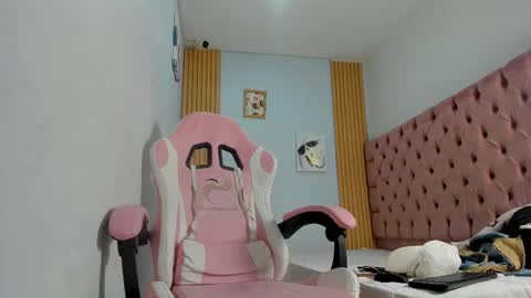 naomis_35 online show from October 20, 2025, 8:31 pm