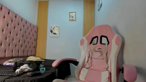 naomis_35 online show from November 26, 2025, 7:59 pm