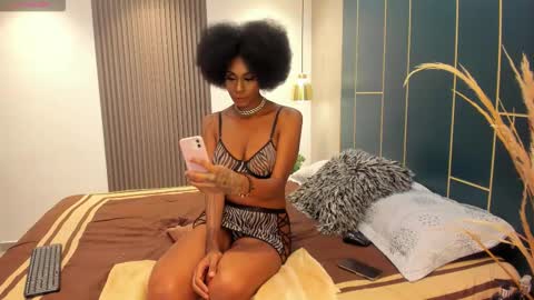 Julieth  online show from November 28, 2025, 9:01 am