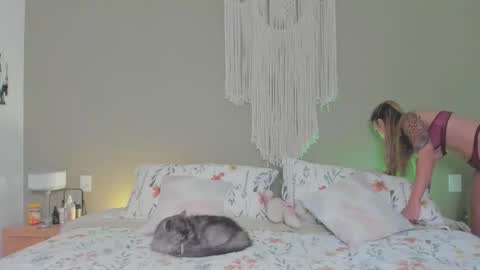 anatalybee online show from September 29, 2025, 2:49 am