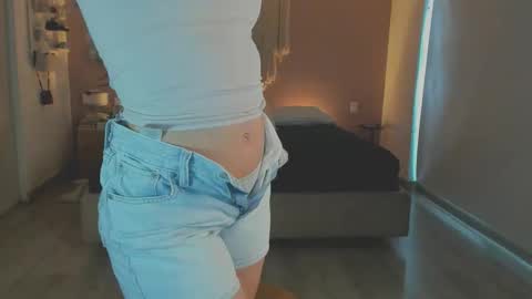 anatalybee online show from April 19, 2026, 8:11 pm