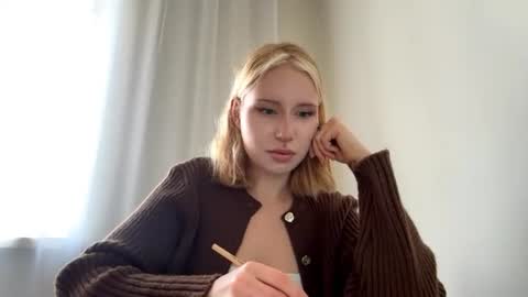 Alisa online show from June 23, 2026, 2:42 am
