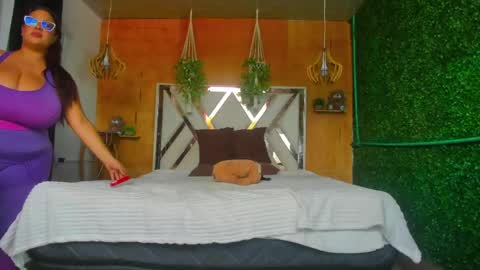 nathalia_correa online show from May 25, 2026, 5:19 pm