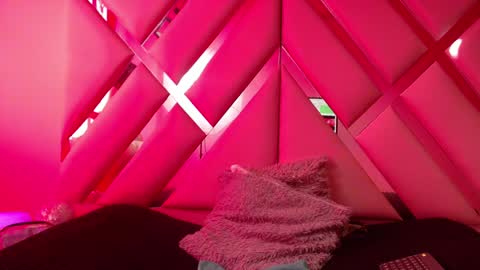 nathaly low online show from January 12, 2025, 12:23 pm