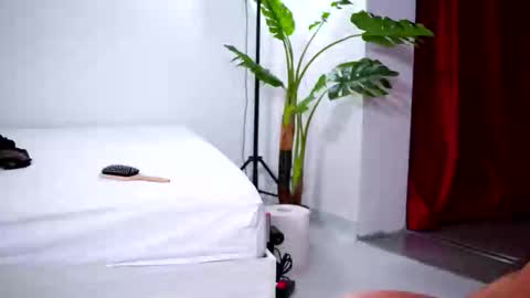 Naty online show from October 18, 2025, 9:43 am