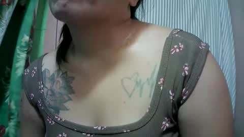 Snapshot of naughtymom_33 chatting on April 28, 2026, 4:06 am naughtymom_33 online show from April 28, 2026, 4:06 am