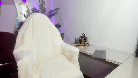 Hellen online show from March 5, 2025, 10:21 pm