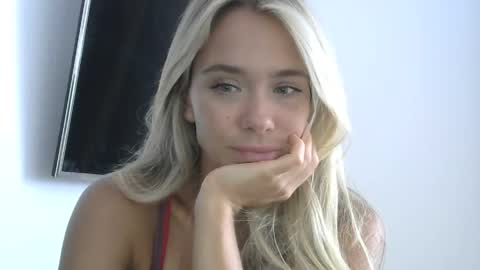 Snapshot of nelly_fortu chatting on April 18, 2026, 10:19 am nelly_fortu online show from April 18, 2026, 10:19 am