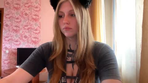 Snapshot of neomimaddern chatting on April 10, 2026, 6:18 am neomimaddern online show from April 10, 2026, 6:18 am