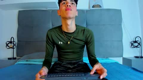  NeoRaptis  jhonatan  online show from February 13, 2025, 8:13 pm