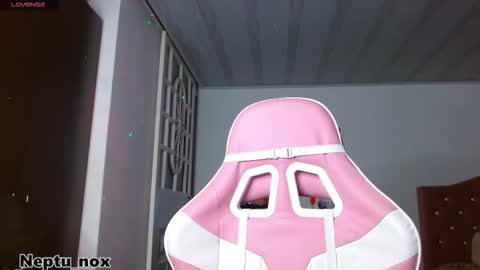 Snapshot of neptu_noxx chatting on February 4, 2026, 2:17 am Neptu noxx online show from February 4, 2026, 2:17 am