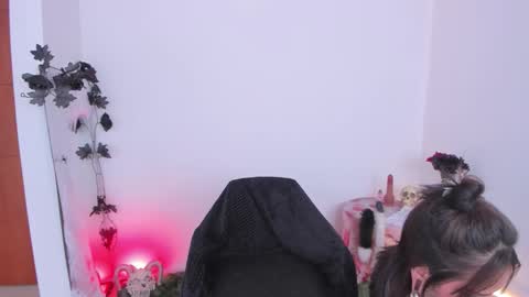 Marie    online show from October 4, 2025, 7:01 pm