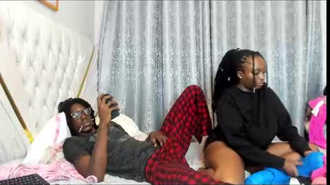 Snapshot of netfux_and_chill chatting on June 17, 2026, 7:04 pm netfux_and_chill online show from June 17, 2026, 7:04 pm