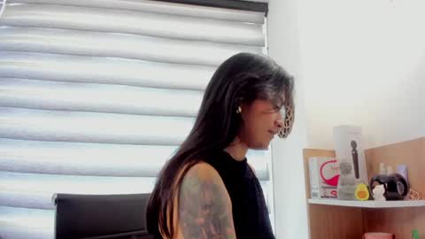 laura  online show from January 21, 2025, 7:50 pm