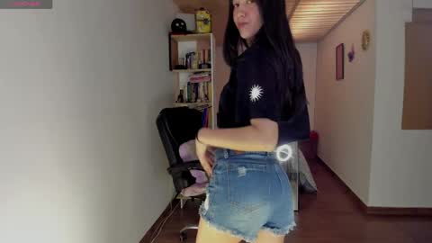 Nia online show from April 7, 2026, 7:14 pm