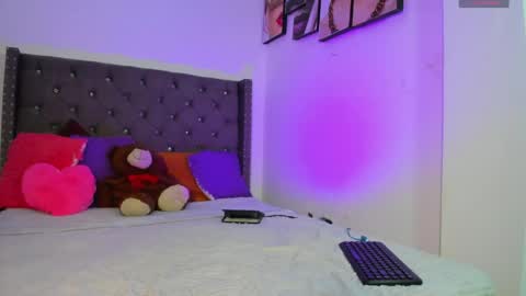 Nia online show from April 15, 2026, 9:59 pm