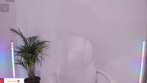 Nia online show from March 4, 2025, 12:55 pm