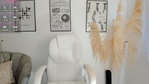 Nia online show from October 14, 2025, 1:01 pm