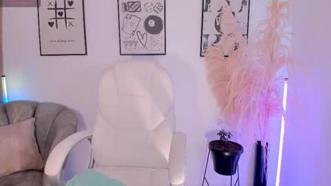 Nia online show from November 11, 2025, 1:22 pm