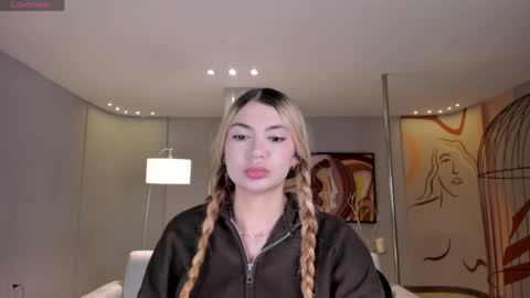 Snapshot of niaholland chatting on May 8, 2026, 6:57 pm SQUIRTER DOLL online show from May 8, 2026, 6:57 pm