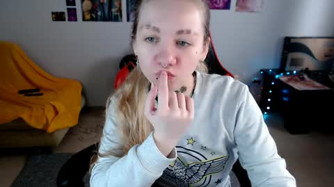 nica_kawaii online show from April 2, 2026, 6:44 am