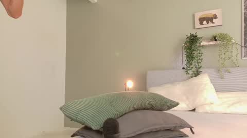 NICKI FOX  online show from October 6, 2025, 7:33 pm